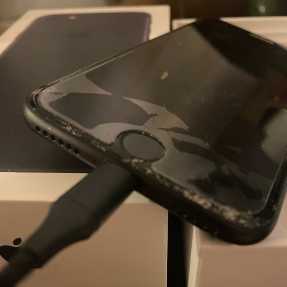 Black IPhone 7 - Picture 4 of 6